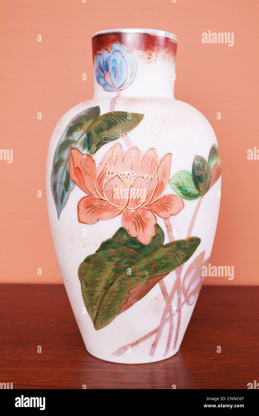 Vintage vase en verre gravé avec fleur et feuille de conception. Pas d'indications à l'exception d'un certain nombre 5. Banque D'Images