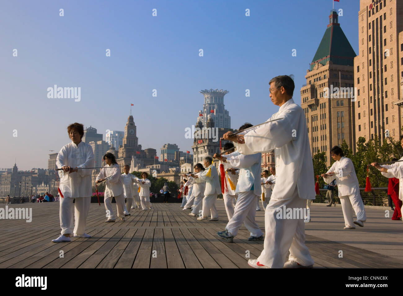 Des gens pratiquant le Taiji à l'épée sur le Bund le matin, Shanghai, Chine Banque D'Images