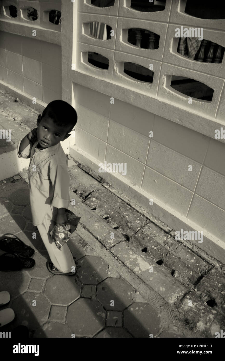 Jeune garçon musulman passe aux prières , mosquée bleue, communauté musulmane ,Koh Samui, Thaïlande Banque D'Images