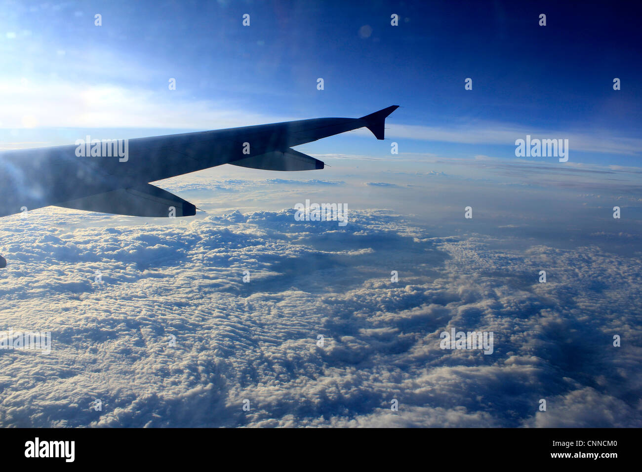 Voir des nuages et du ciel à l'extérieur, de l'intérieur d'un vol Banque D'Images