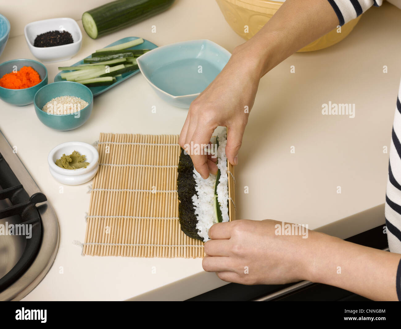 Table à sushis roulant Femme Banque D'Images