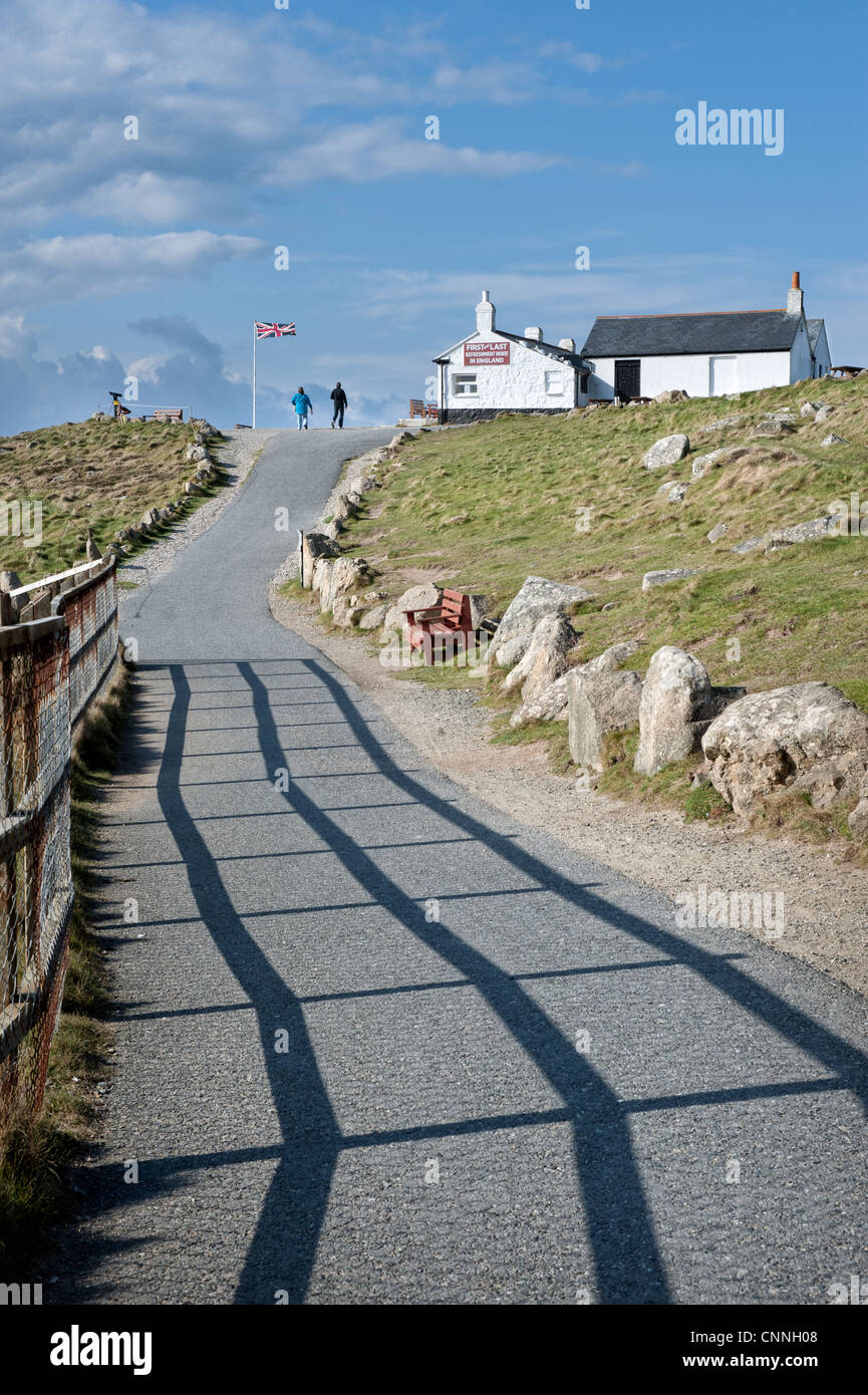 Le sentier du littoral menant à la première et dernière maison de rafraîchissements, Land's End, Cornwall, UK Banque D'Images