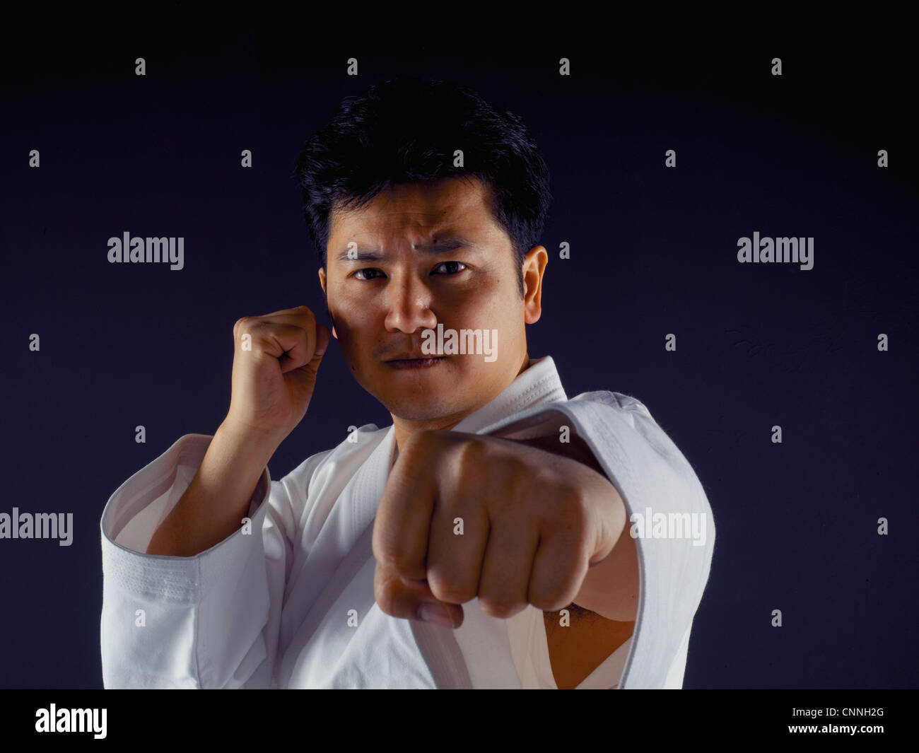 Man practicing martial arts Banque D'Images