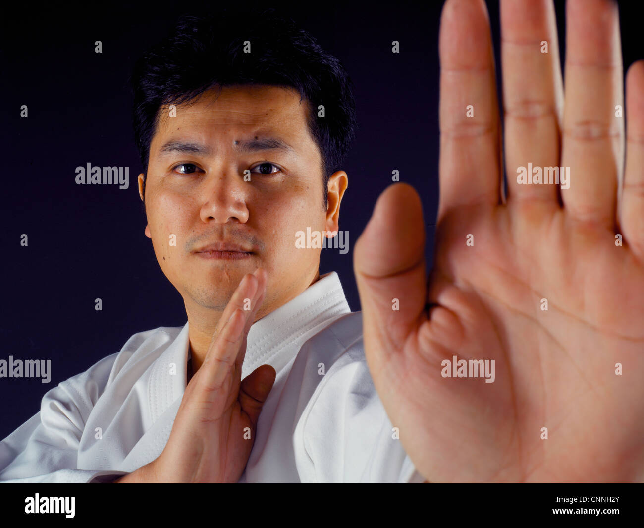 Man practicing martial arts Banque D'Images