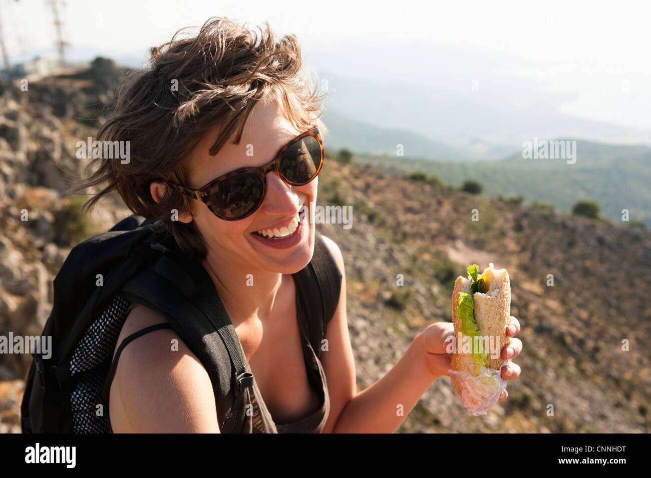 Randonneur eating sandwich sur hill Banque D'Images