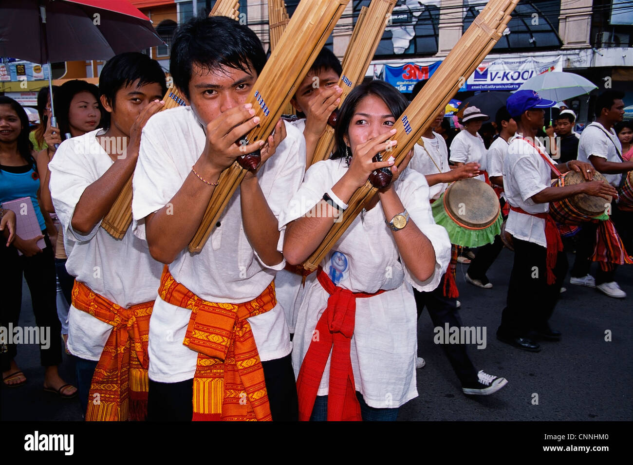 La Thaïlande, les bandes de musique traditionnelle parade lors de célébrations Carême bouddhique à Ubon Ratchathani, Thaïlande. Banque D'Images