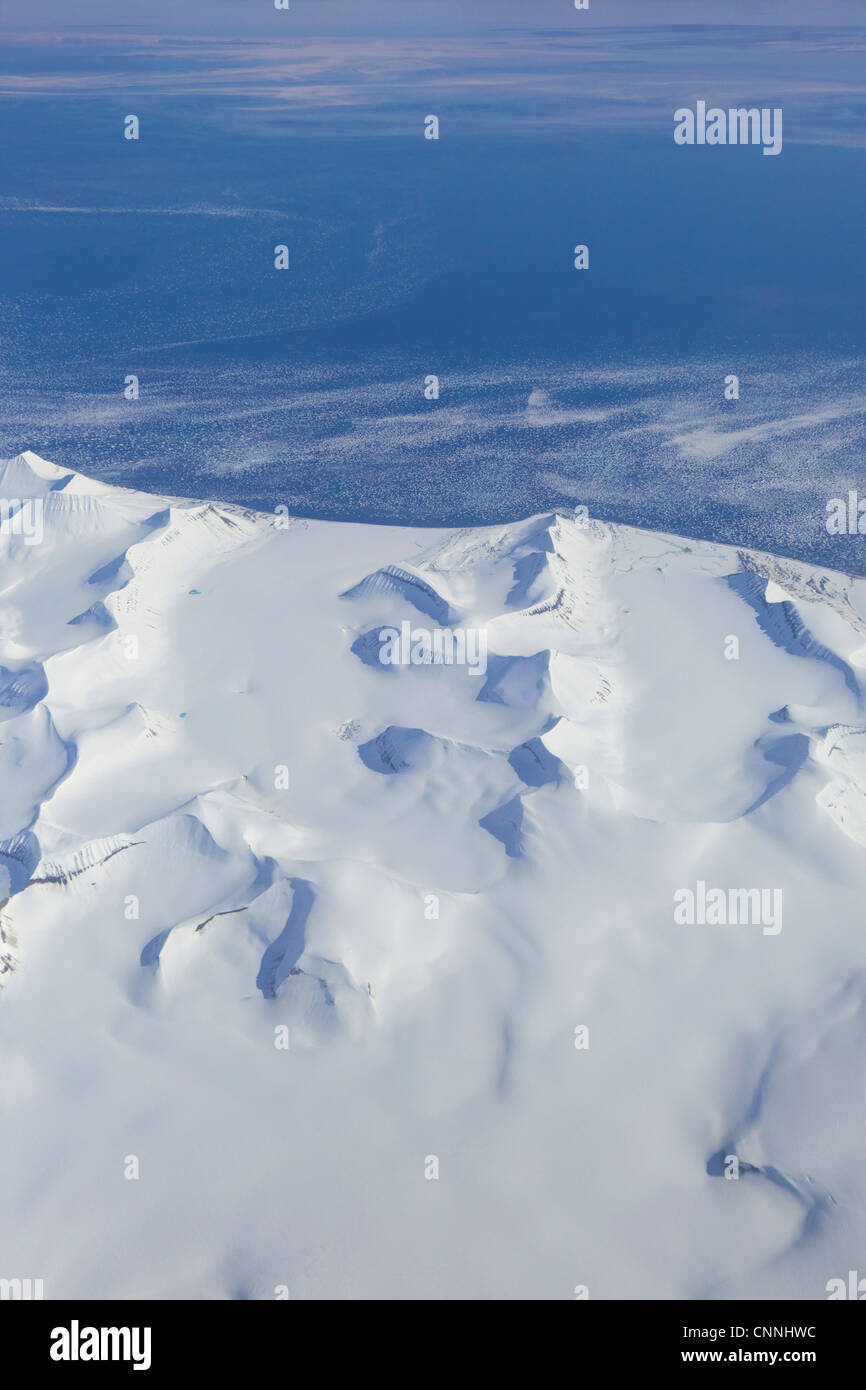 Vue aérienne de la glace de mer en été au large des côtes du Spitzberg, Svalbard, Norvège, Europe Banque D'Images Vue aérienne de la glace de mer en été au large des côtes du Spitzberg, Svalbard, Norvège, Europe Banque D'Images