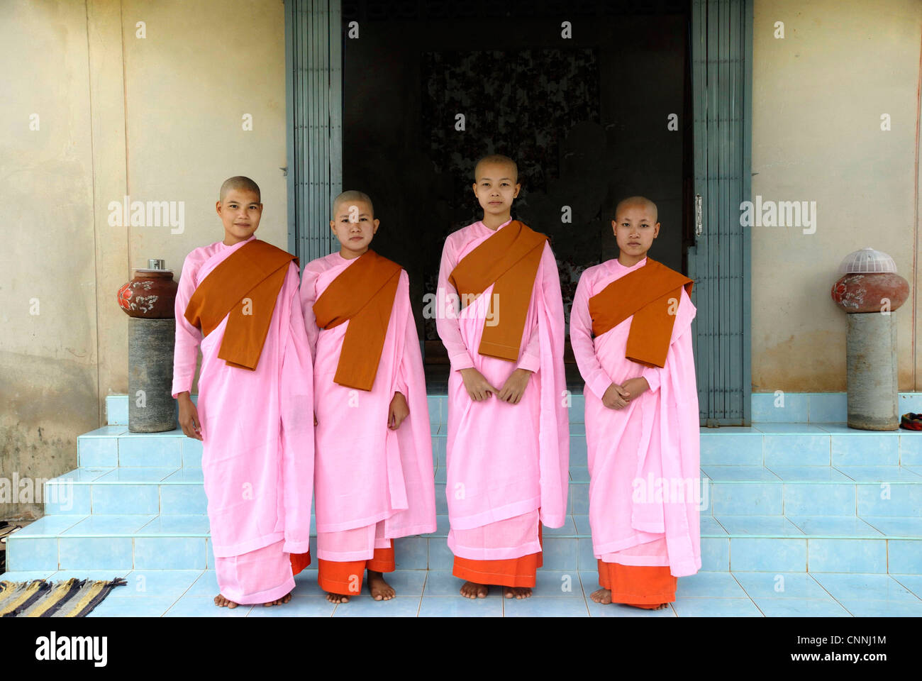 Portrait de quatre nonnes novices dans Sangkhaburi sur 3/04/2012 Sangkhaburi en Thaïlande Banque D'Images