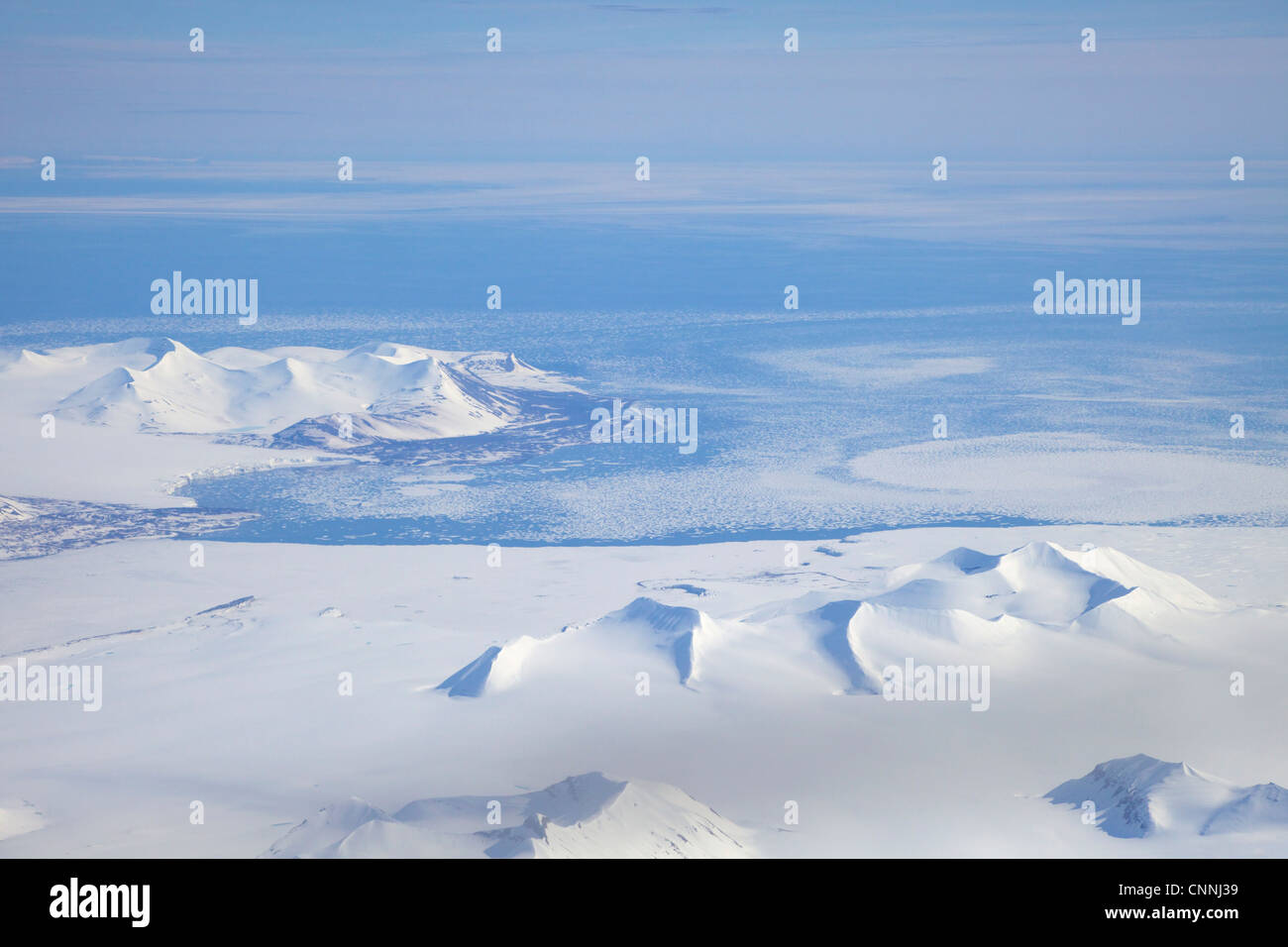 Vue aérienne de la glace de mer en été au large des côtes du Spitzberg, Svalbard, Norvège, Europe Banque D'Images Vue aérienne de la glace de mer en été au large des côtes du Spitzberg, Svalbard, Norvège, Europe Banque D'Images