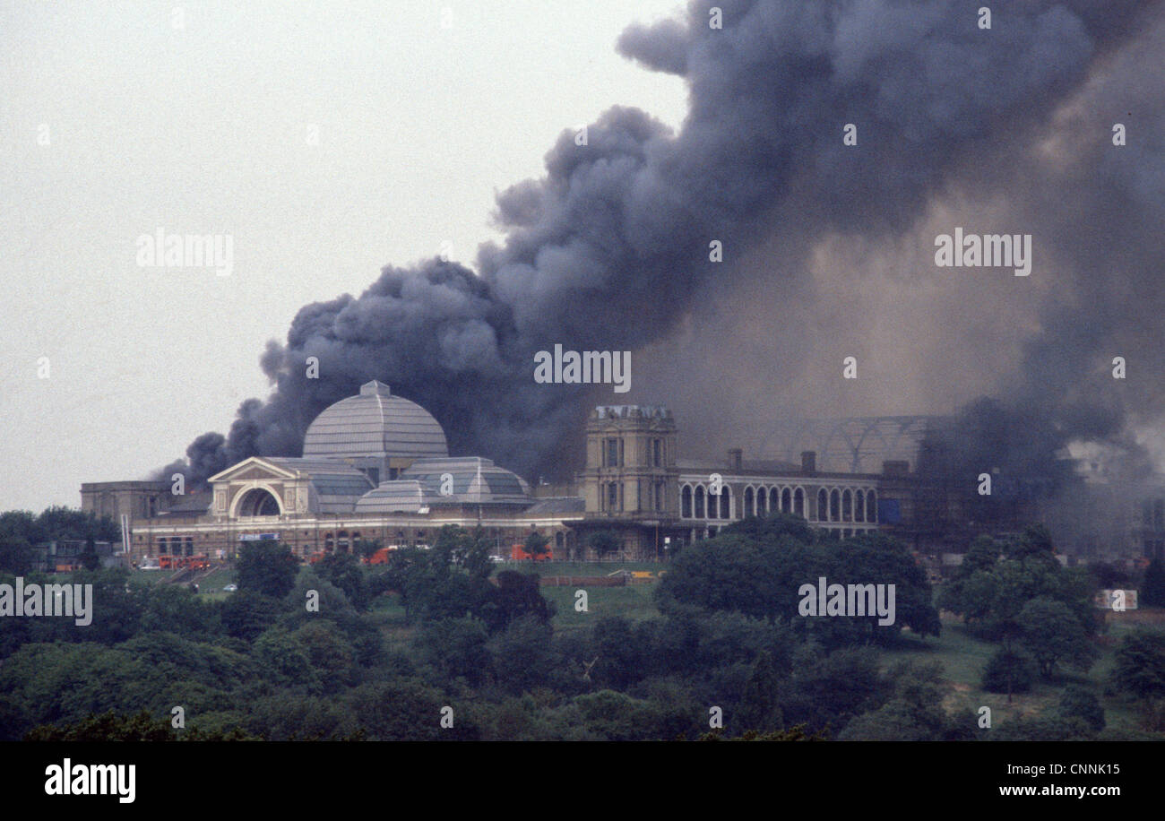Incendie à Alexandra Palace le nord de Londres le 11 juillet 1980. Accueil de la télévision Banque D'Images