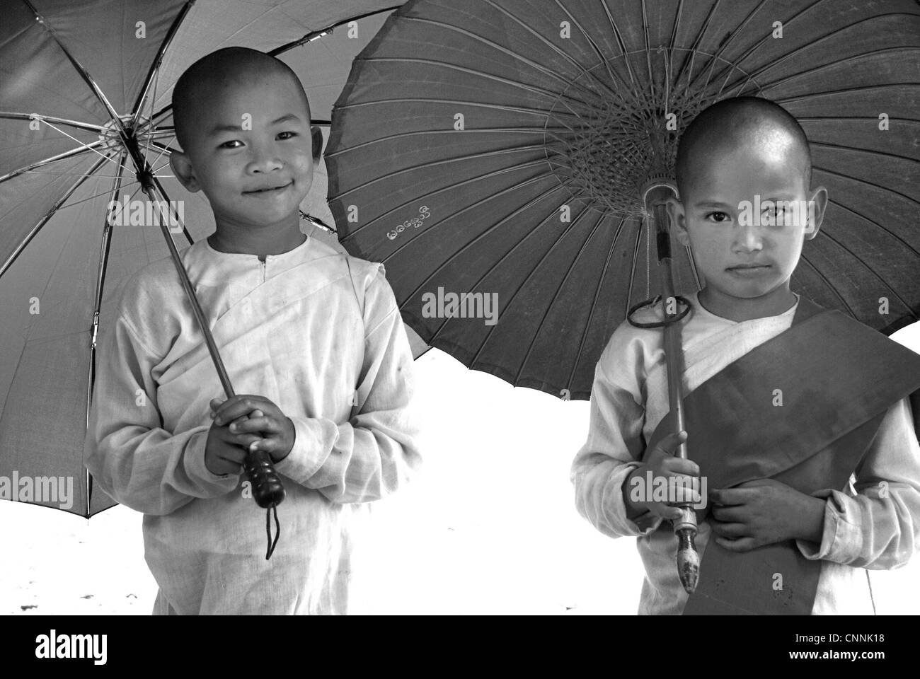 Portrait des enfants dans Sangkhaburi moniales novices sur 3/04/2012 Sangkhaburi en Thaïlande Banque D'Images