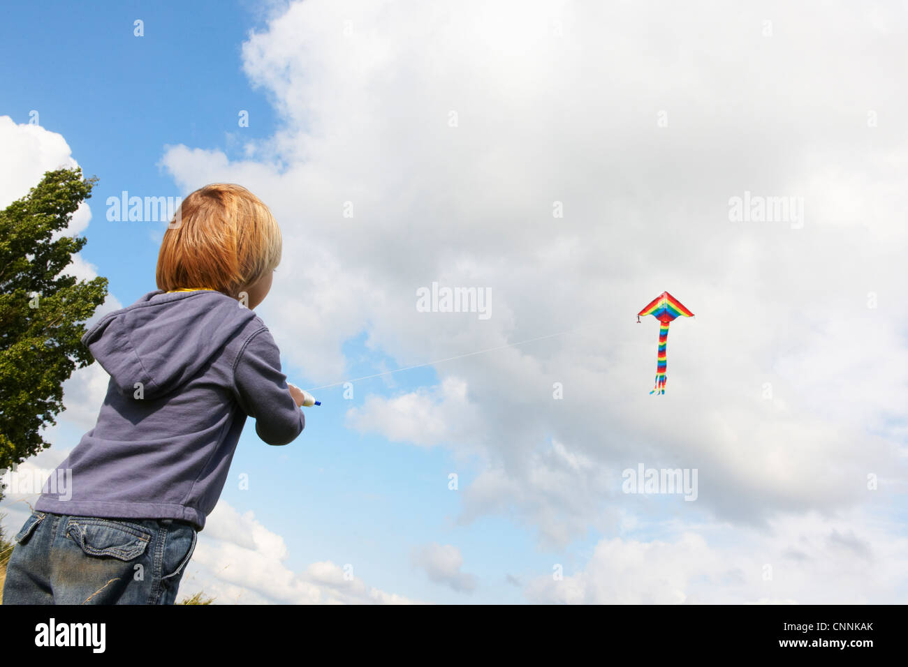 Boy flying kite en plein air Banque D'Images