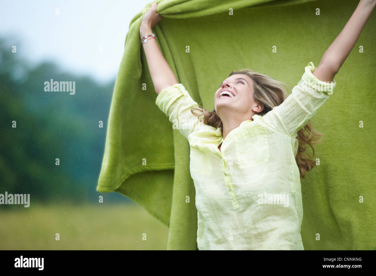 Woman holding blanket outdoors Banque D'Images