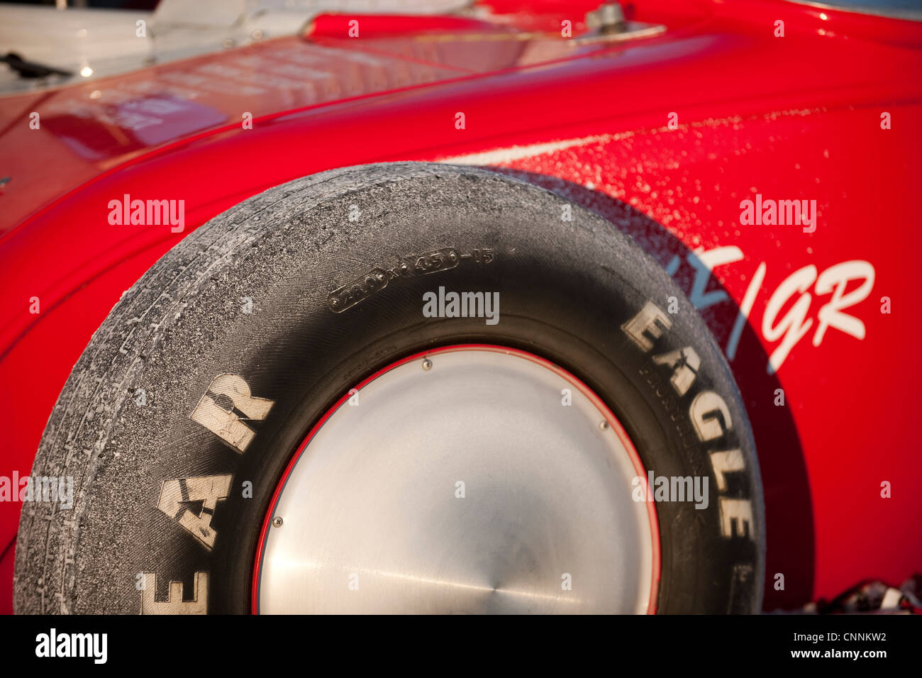 Du côté des voitures de course vintage rouge sur Bonneville Salt Flats USA montrant volant Banque D'Images