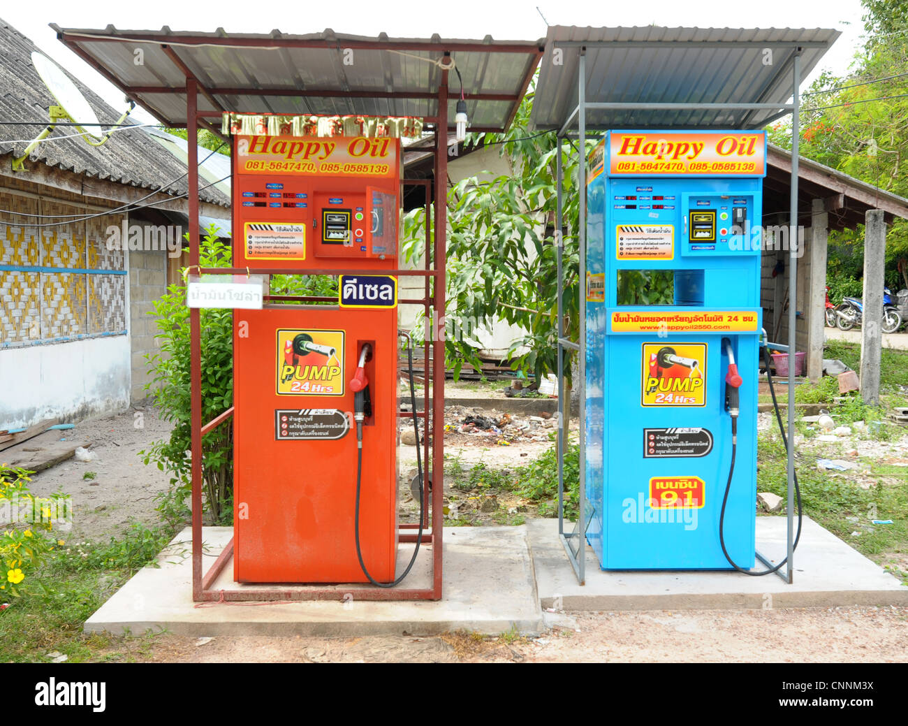 Pompes à essence colorée , les machines automatiques que vous avez mis l'argent dans et remplir, ko sukon, trang , au sud de la Thaïlande Banque D'Images