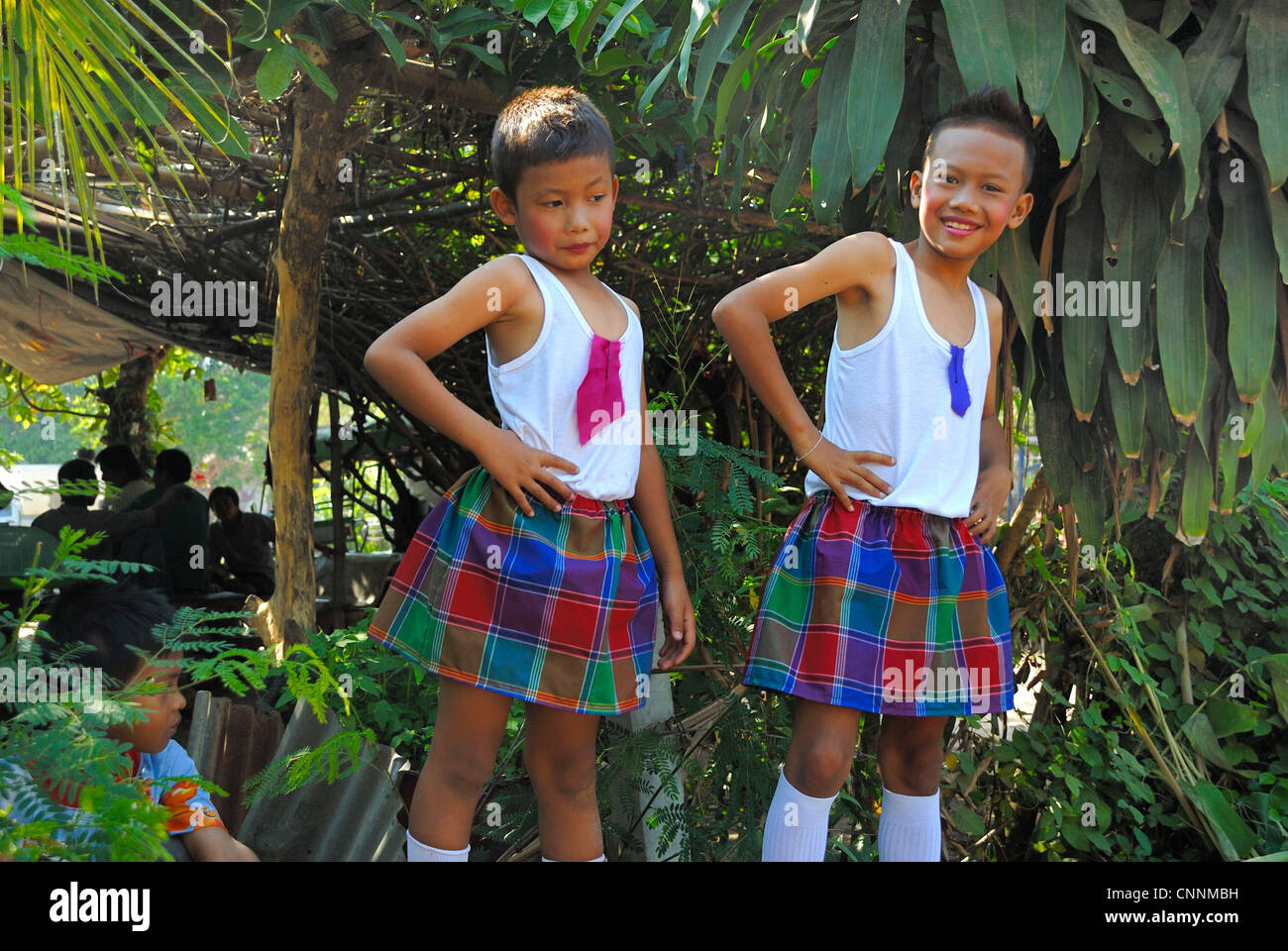 Les jeunes gar ons habill s en filles au festival songkhran en