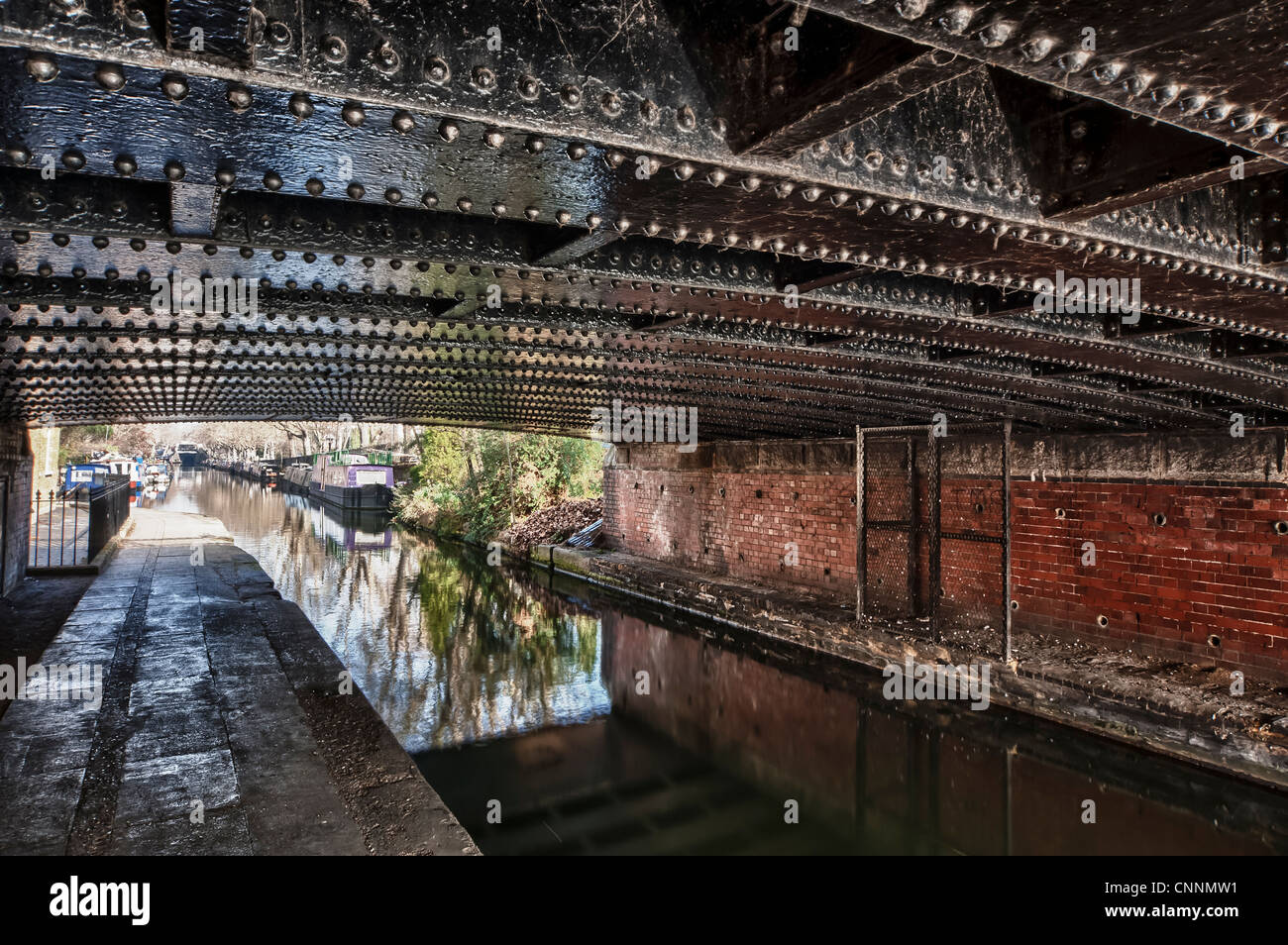 Voir sous le pont petit canal Petite Venise Londres Banque D'Images