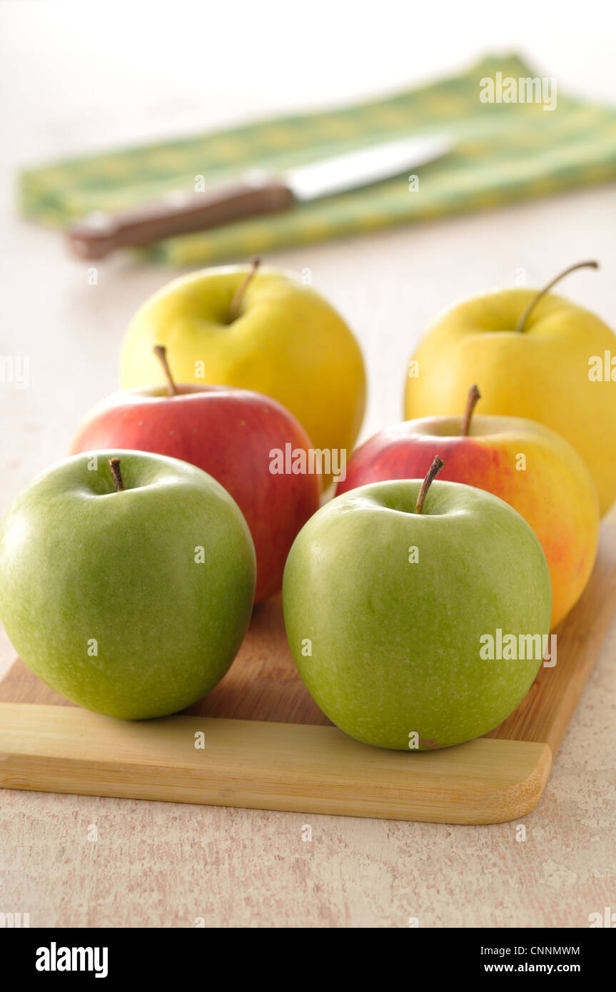 Close-up of Apples on Cutting Board Banque D'Images