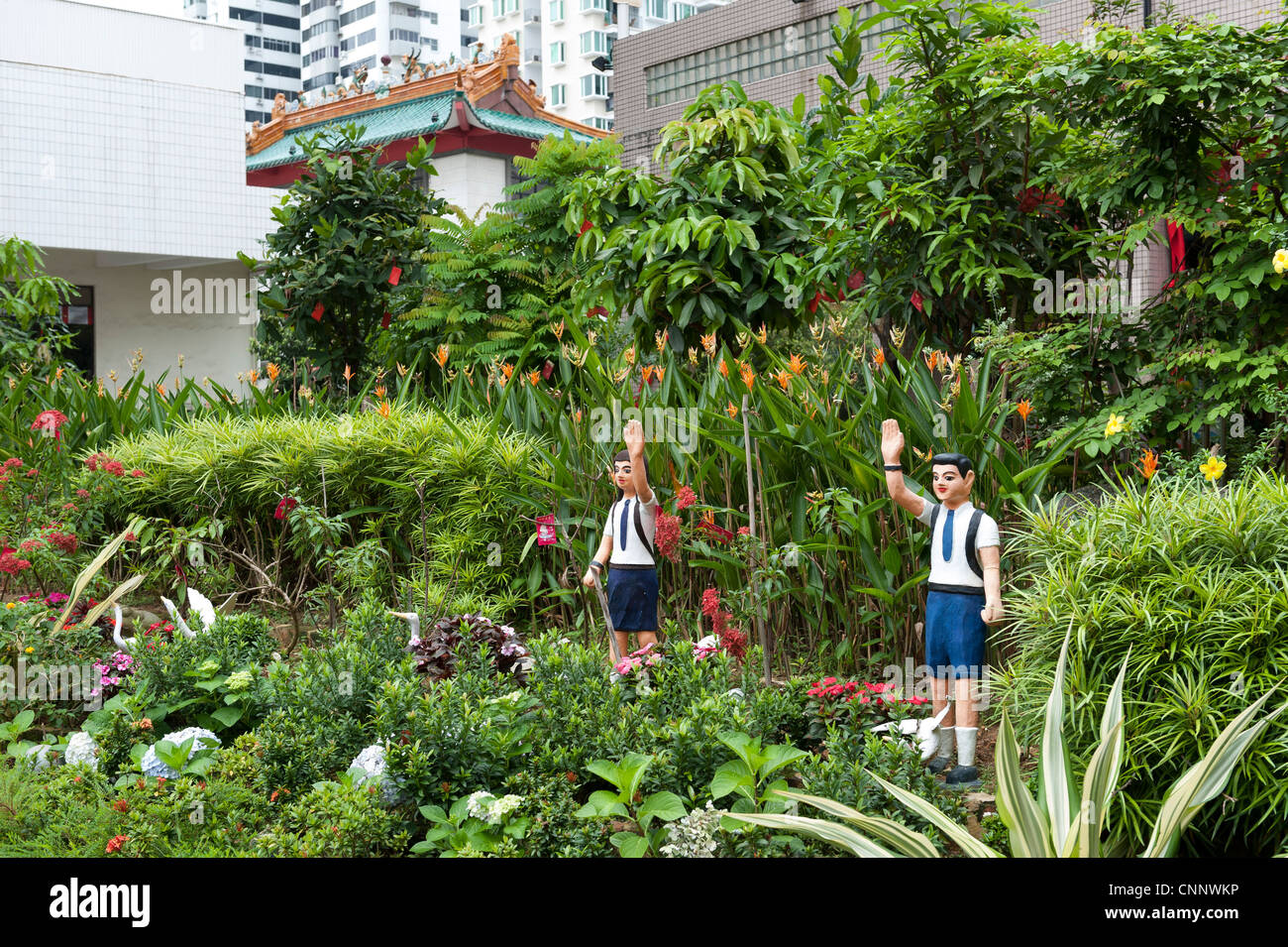 Jardin avec statues de style naïf enfants Singapour Malaisie Banque D'Images