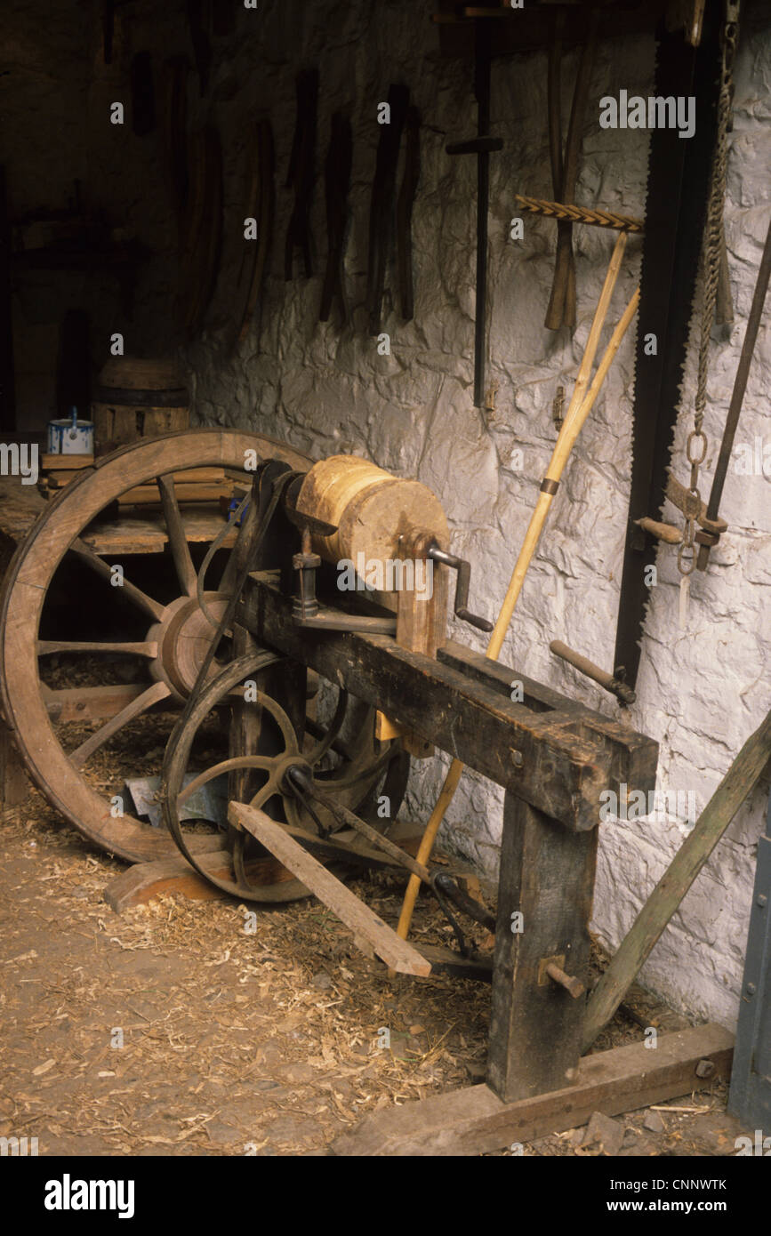 Carpenters workshop traditionnel avec peddle lathe, Angleterre Banque D'Images