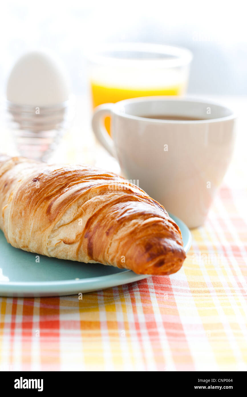 Croissants, café au lait, jus d'orange et un oeuf pour petit-déjeuner sain Banque D'Images