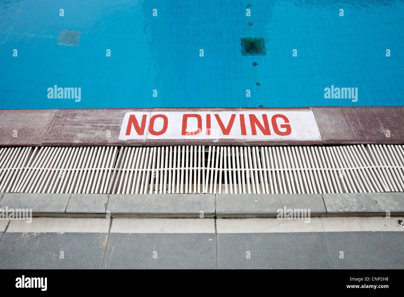 Aucun signe de plongée sur le bord d'une piscine. Banque D'Images