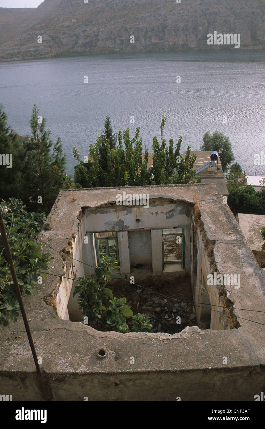 Maison sans toit abandonnée, avec vue sur l'Euphrate, abandonnée après une inondation par le barrage de Birecik dans le cadre du PROJET GAP, Halfeti, au sud-est de la Turquie Banque D'Images