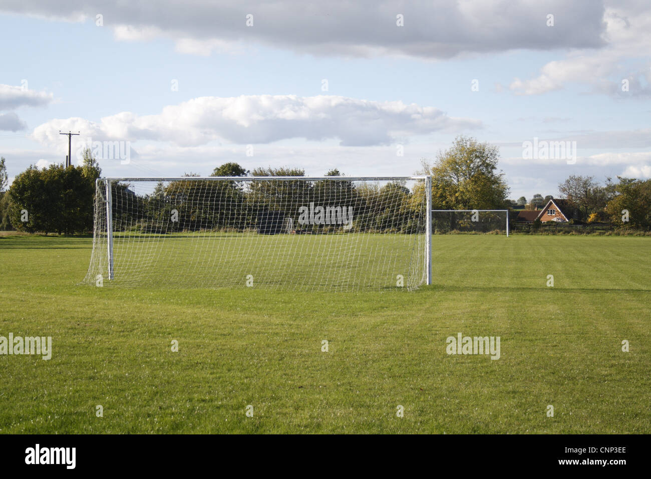 Poteaux de but sur un terrain de football du village, en soir soleil, Bacton, Suffolk, Angleterre, octobre Banque D'Images