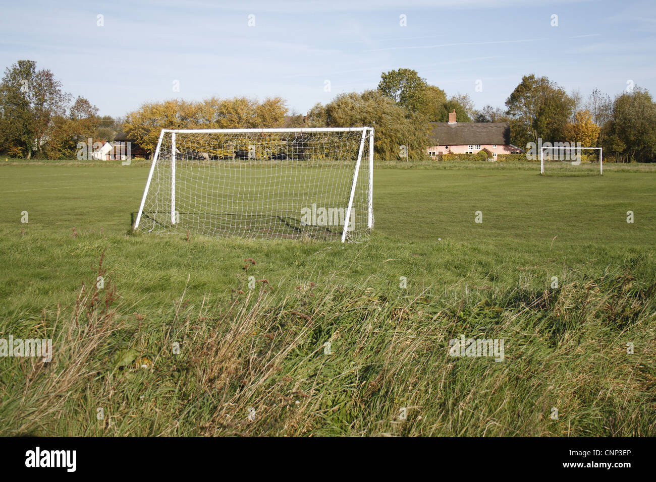 Poteaux de but sur un terrain de football du village, le Carnser, Mellis, Commune Mellis, Suffolk, Angleterre, octobre Banque D'Images