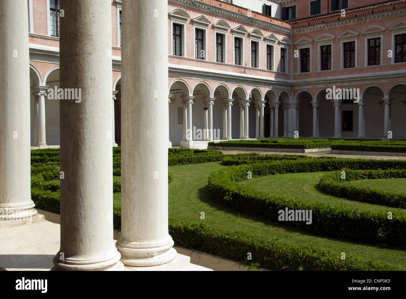 Palladio conçu le cloître de San Giorgio Maggiore, à Venise, Italie. Banque D'Images