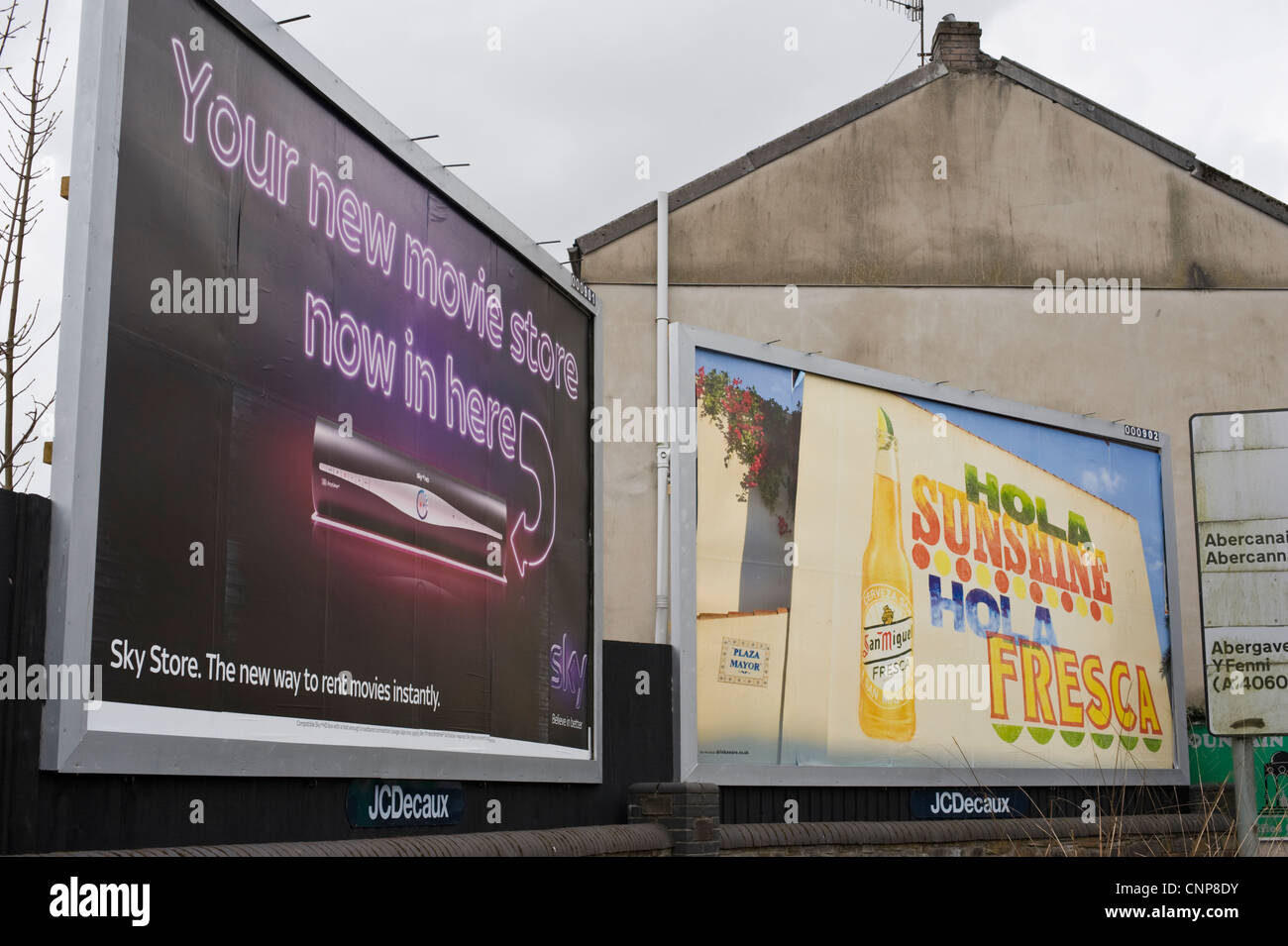 JCDecaux billboard pour SKY movie store dans Merthyr Tydfil South Wales UK Banque D'Images