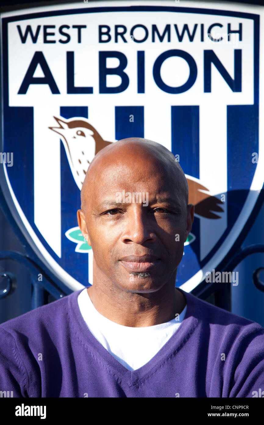 Légende du football Cyrille Regis de West Bromwich Albion le sol où il a passé de nombreuses années de son jeu. Banque D'Images