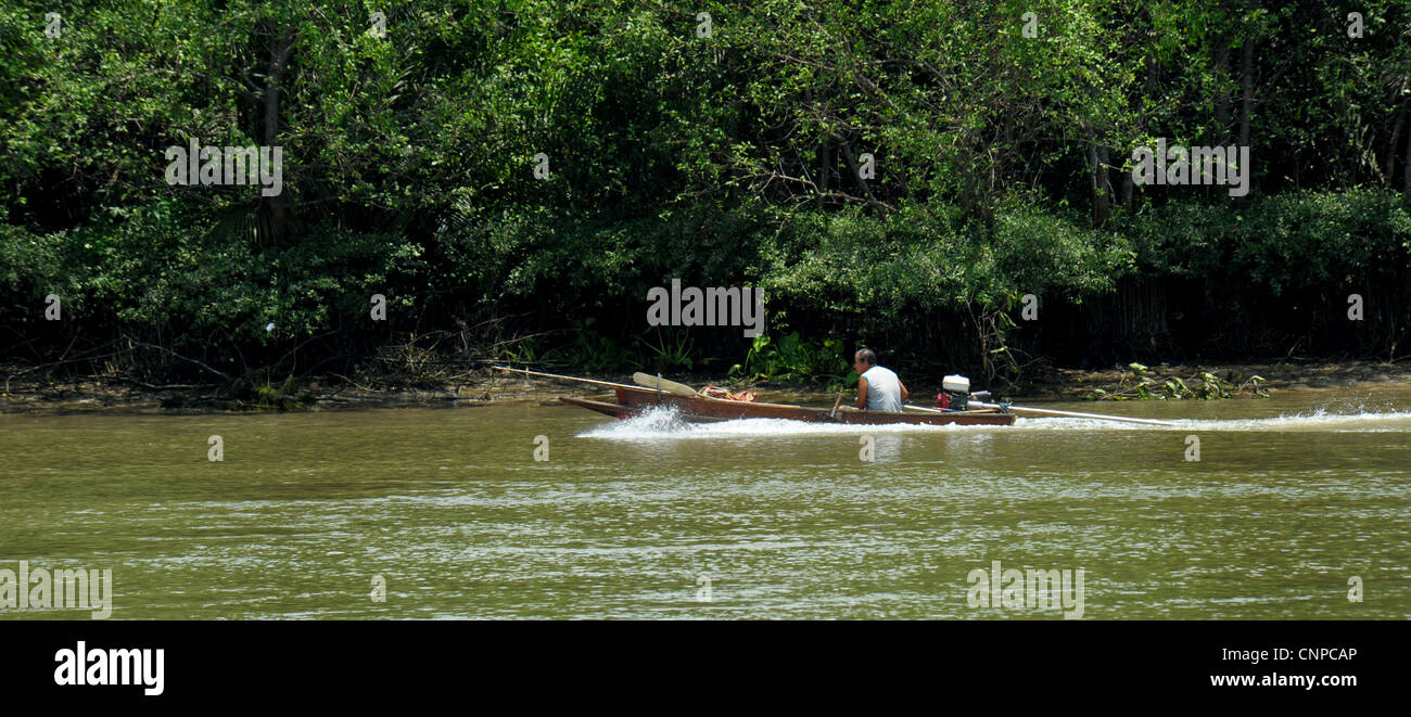 King prawn fisherman , rivière , Mae Klong, Amphawa Samut Sakhon, Thaïlande Banque D'Images