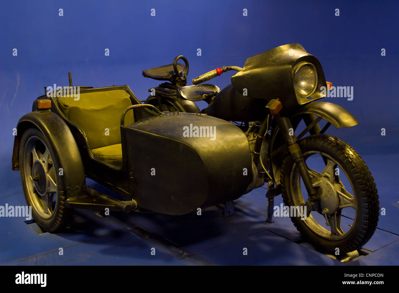 Protection de la motocyclette à trois roues avec fond bleu Banque D'Images