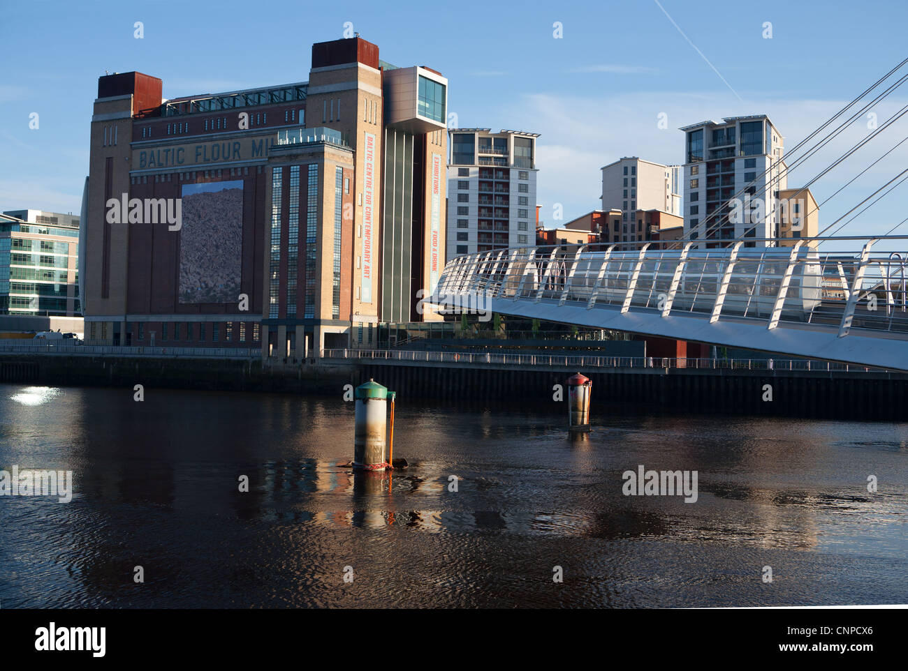 Recherche à travers le pont du Millénaire pour le Baltic Centre for Contemporary Art à Gateshead. Banque D'Images