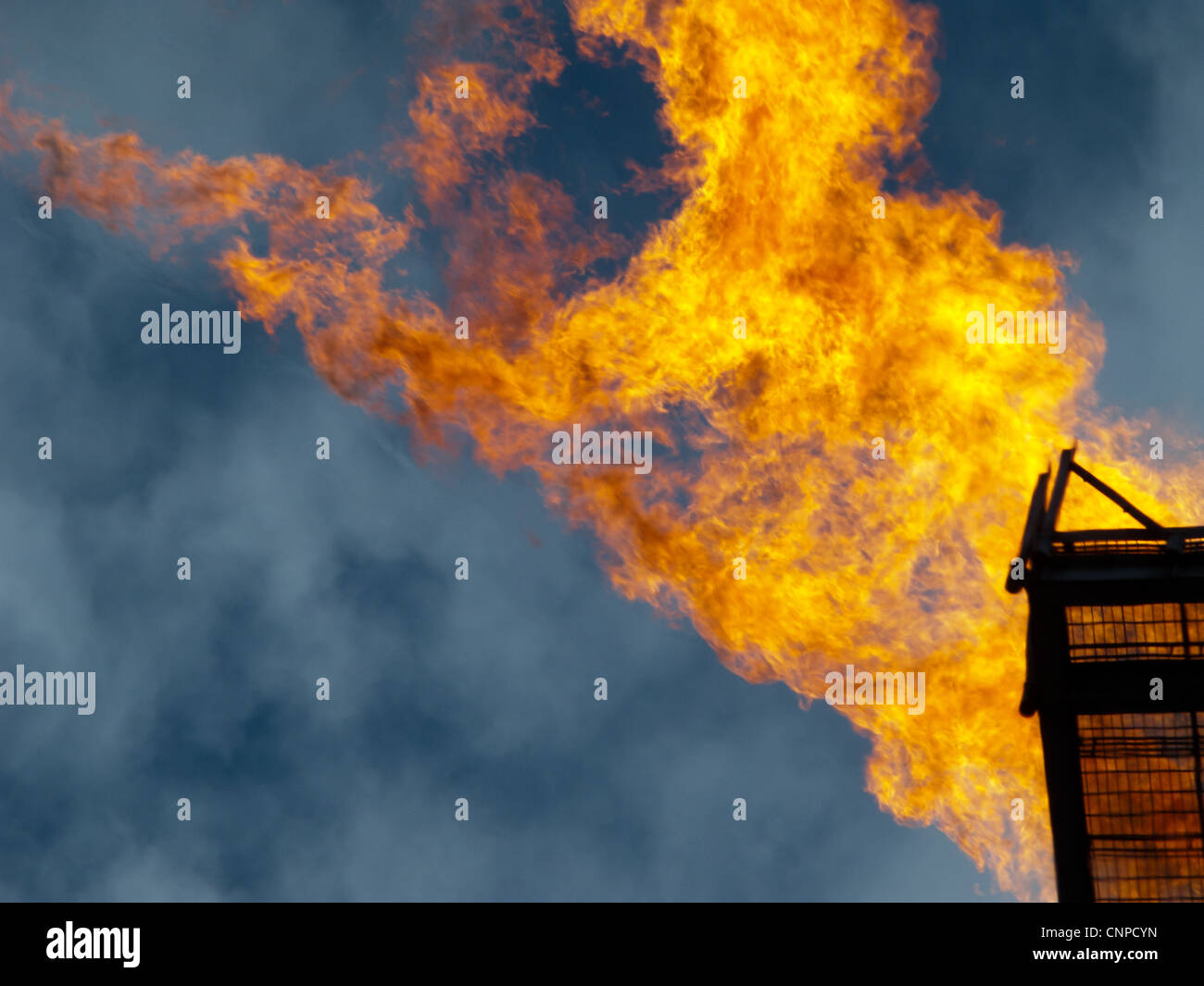 Le torchage de gaz à une raffinerie de pétrole Banque D'Images