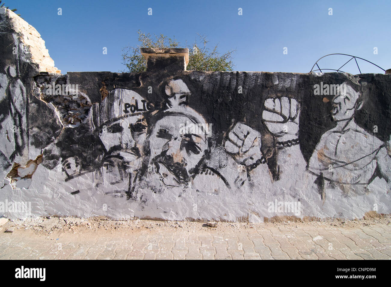 Les jeunes Tunisiens qui participaient à la révolution a organisé une exposition de la révolution dans un club de jeunes. Banque D'Images
