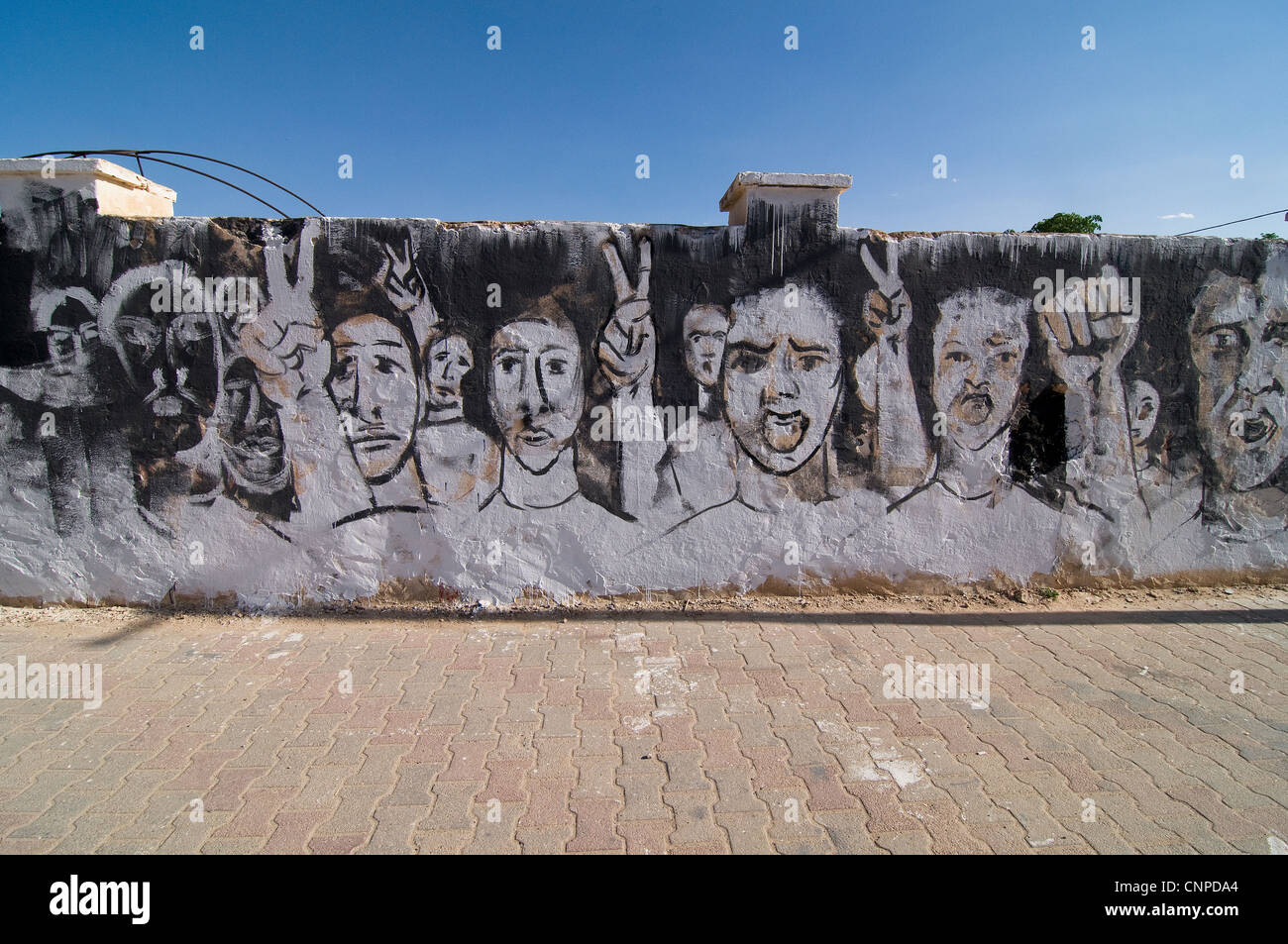 Les jeunes Tunisiens qui participaient à la révolution a organisé une exposition de la révolution dans un club de jeunes. Banque D'Images