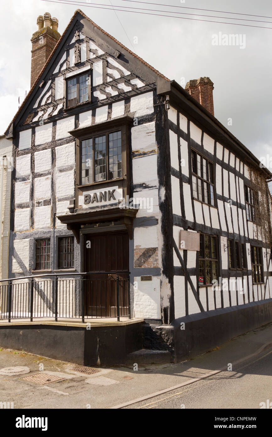 Cadre en bois ancien bâtiment qui était autrefois une banque à Much Wenlock Shropshire Banque D'Images