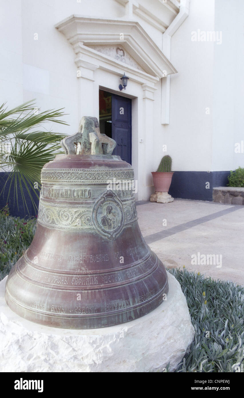 Une grande cloche ornée avec des caractères cyrilliques à l'entrée de l'Église orthodoxe grecque des Douze Apôtres à Capharnaüm Banque D'Images