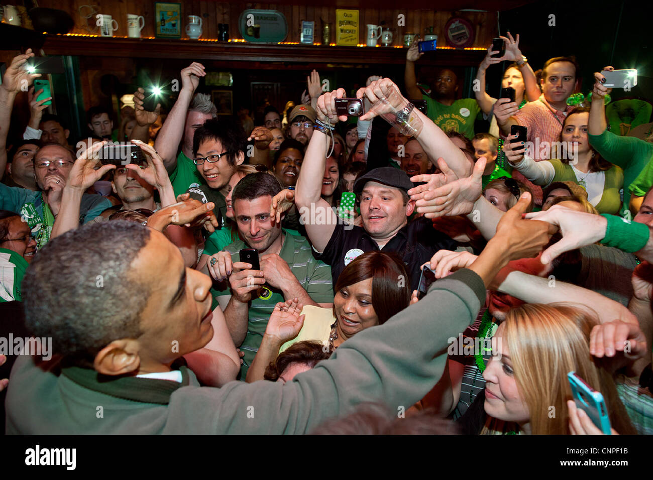 Le président américain Barack Obama salue la foule lors d'une visite au Dubliner, un pub irlandais le jour de la Saint-Patrick, 17 mars 2012 à Washington, DC. Banque D'Images