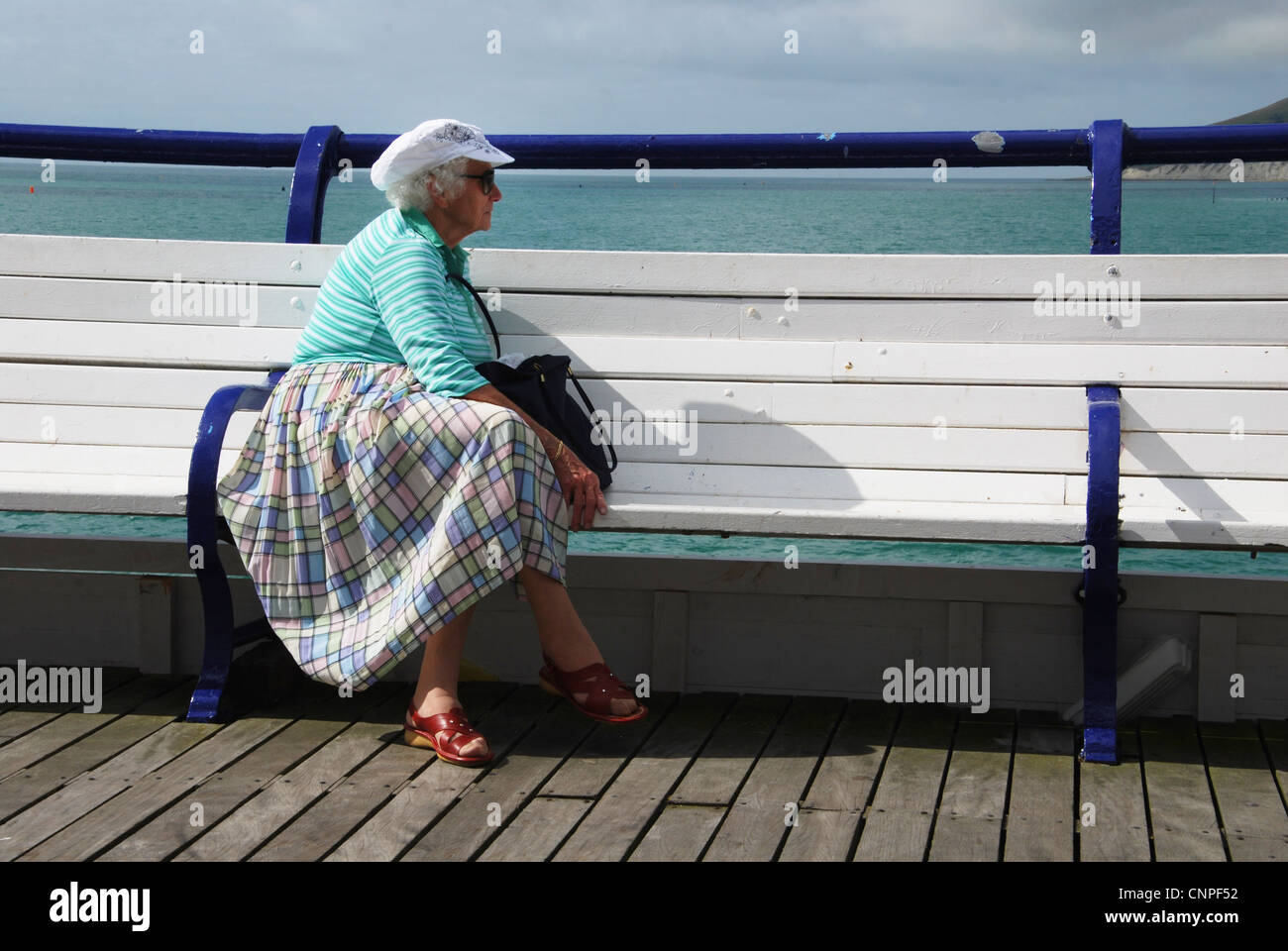 Dame âgée à l'embarcadère, Eastbourne Angleterre Royaume-Uni Banque D'Images