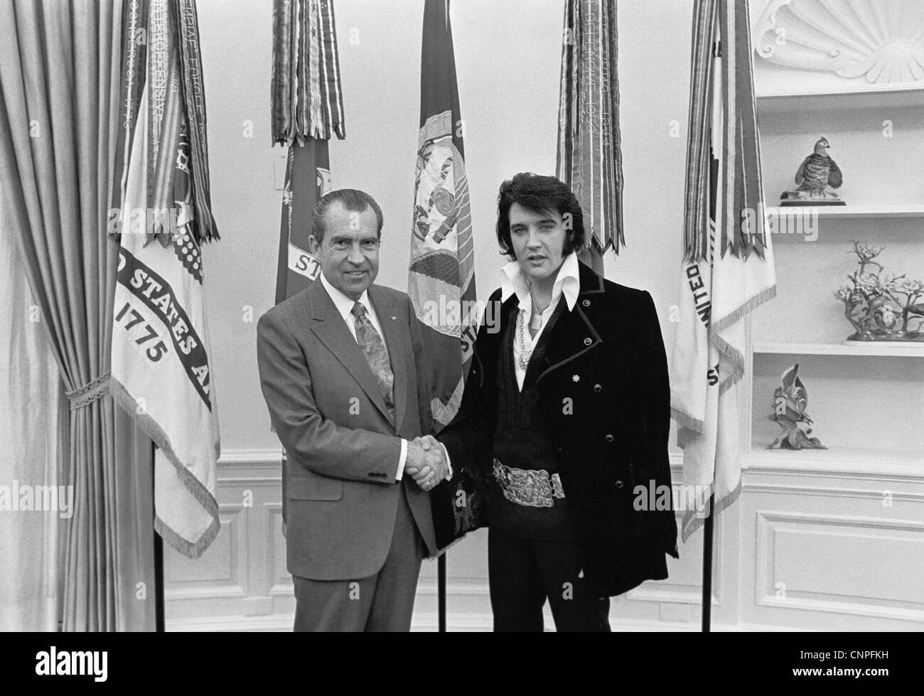 Elvis Presley pose pour une photo avec le président des États-Unis, Richard M. Nixon dans le bureau ovale à la Maison Blanche le 21 décembre 1970 à Washington, DC. Banque D'Images