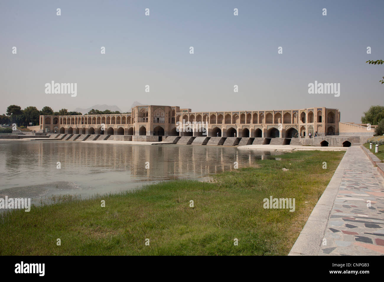Pont Khaju sur la rivière Zayanderud à Esfahan Banque D'Images