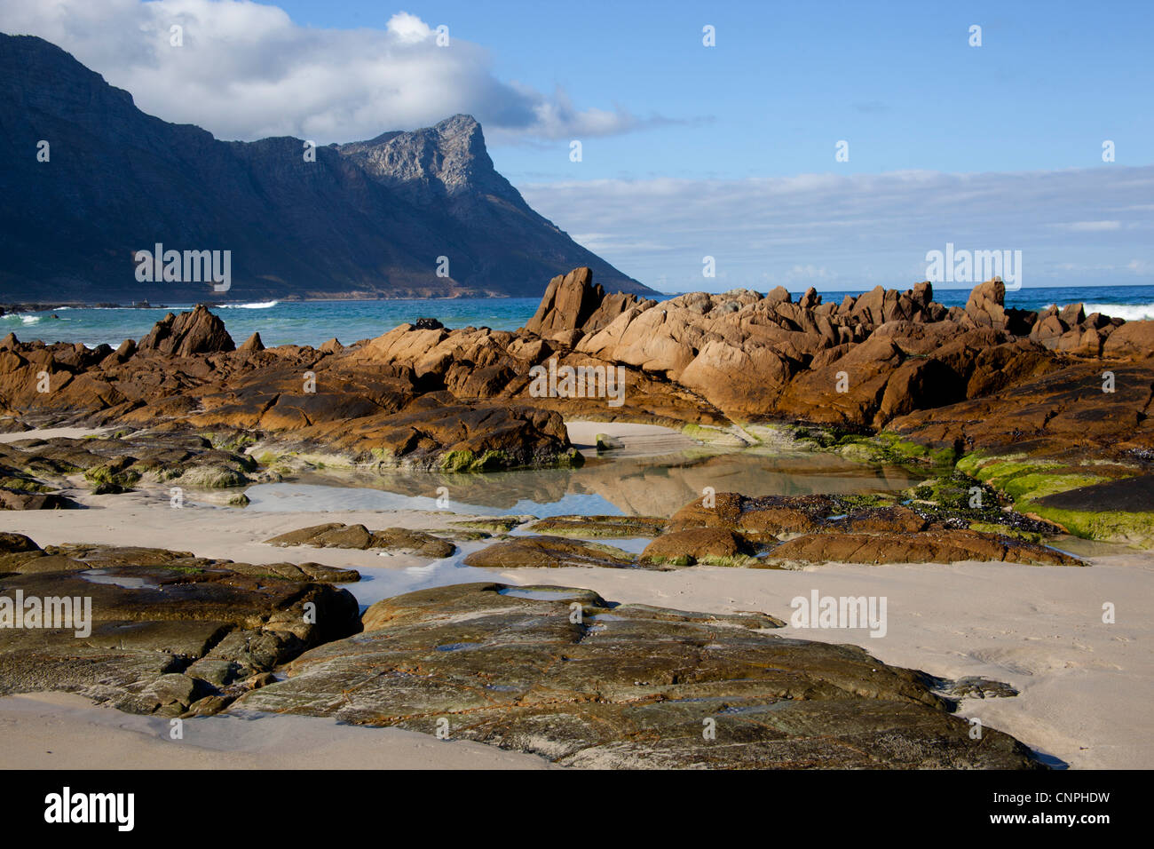 Kogel Bay Beach avec des roches au premier plan de la montagne, à Kogel Bay, Afrique du Sud Banque D'Images