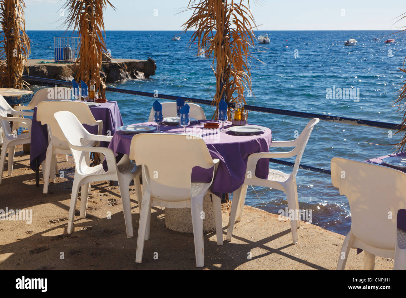 Terrasse de restaurant avec vue sur mer à La Isleta del Moro, ou La Isleta,Parc naturel de Cabo de Gata-Nijar, la Province d'Almeria, Espagne. Banque D'Images