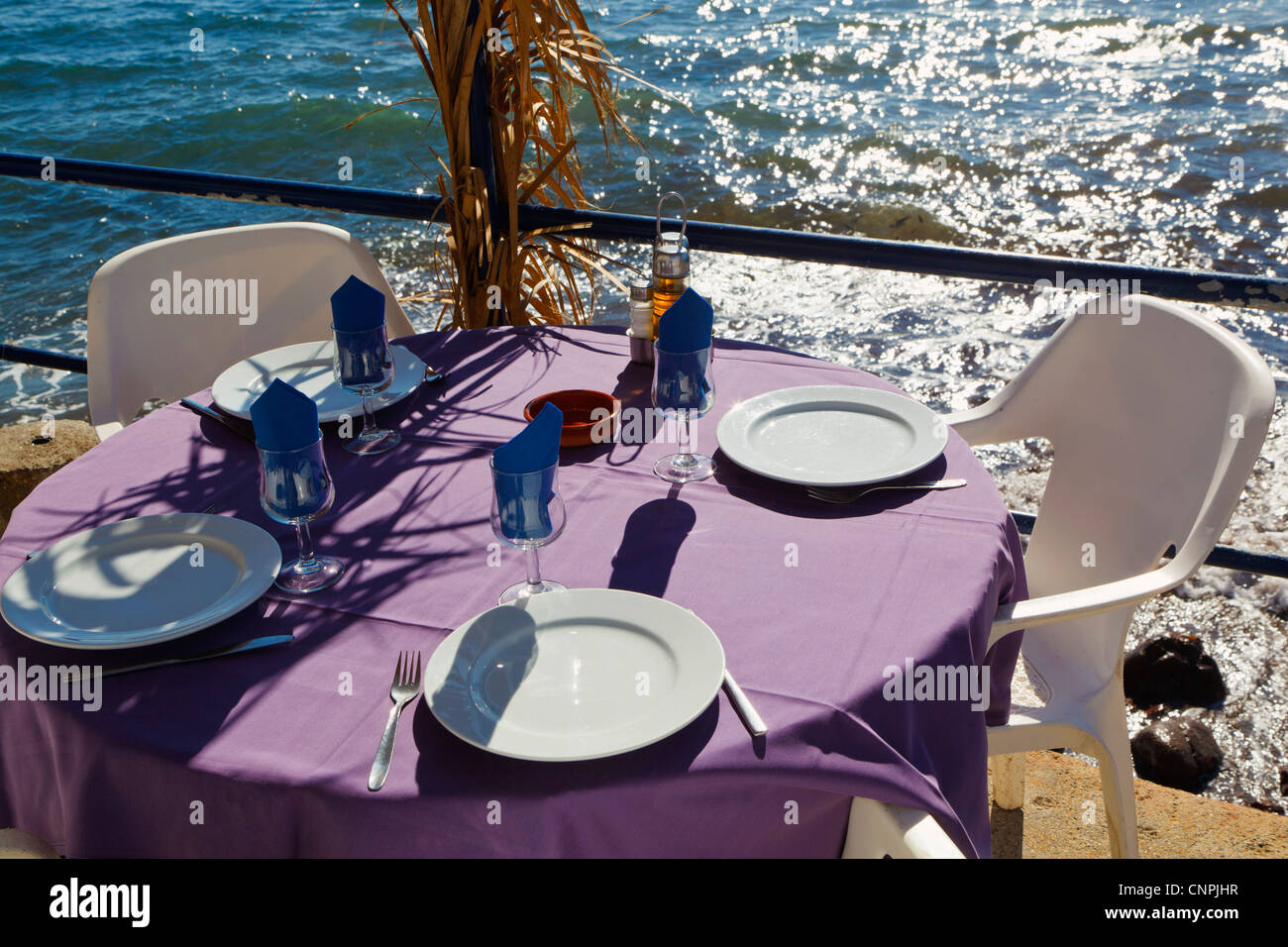 Terrasse de restaurant avec vue sur mer à La Isleta del Moro, ou La Isleta,Parc naturel de Cabo de Gata-Nijar, la Province d'Almeria, Espagne. Banque D'Images
