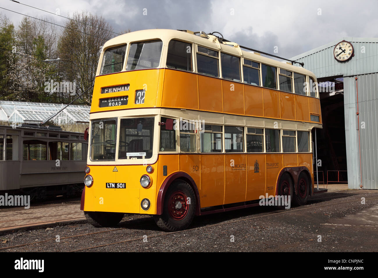 Un ex Transport Newcastle Sunbeam trolleybus No 501 se situe à au nord de l'Angleterre Beamish Open Air Museum SW ENGLAND UK Banque D'Images