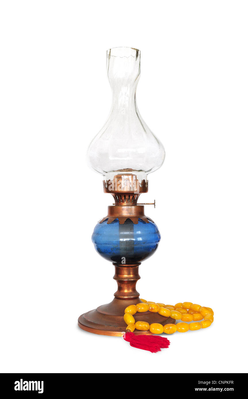 Vintage lampe à huile ou gaz oriental turc avec rosaire orange sur fond blanc Banque D'Images