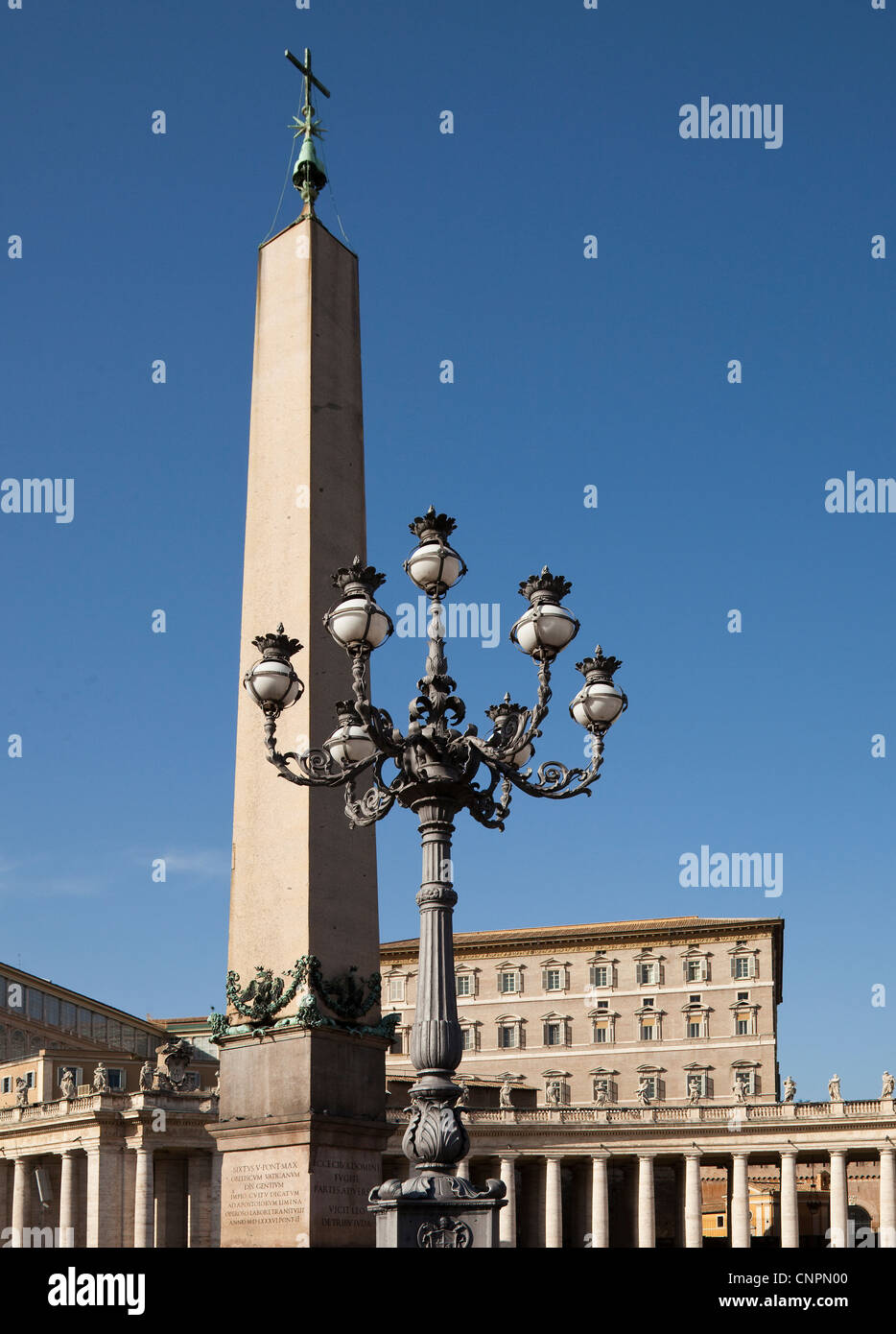 Obélisque égyptien et lampe ornés, St Peters Square, Rome Banque D'Images